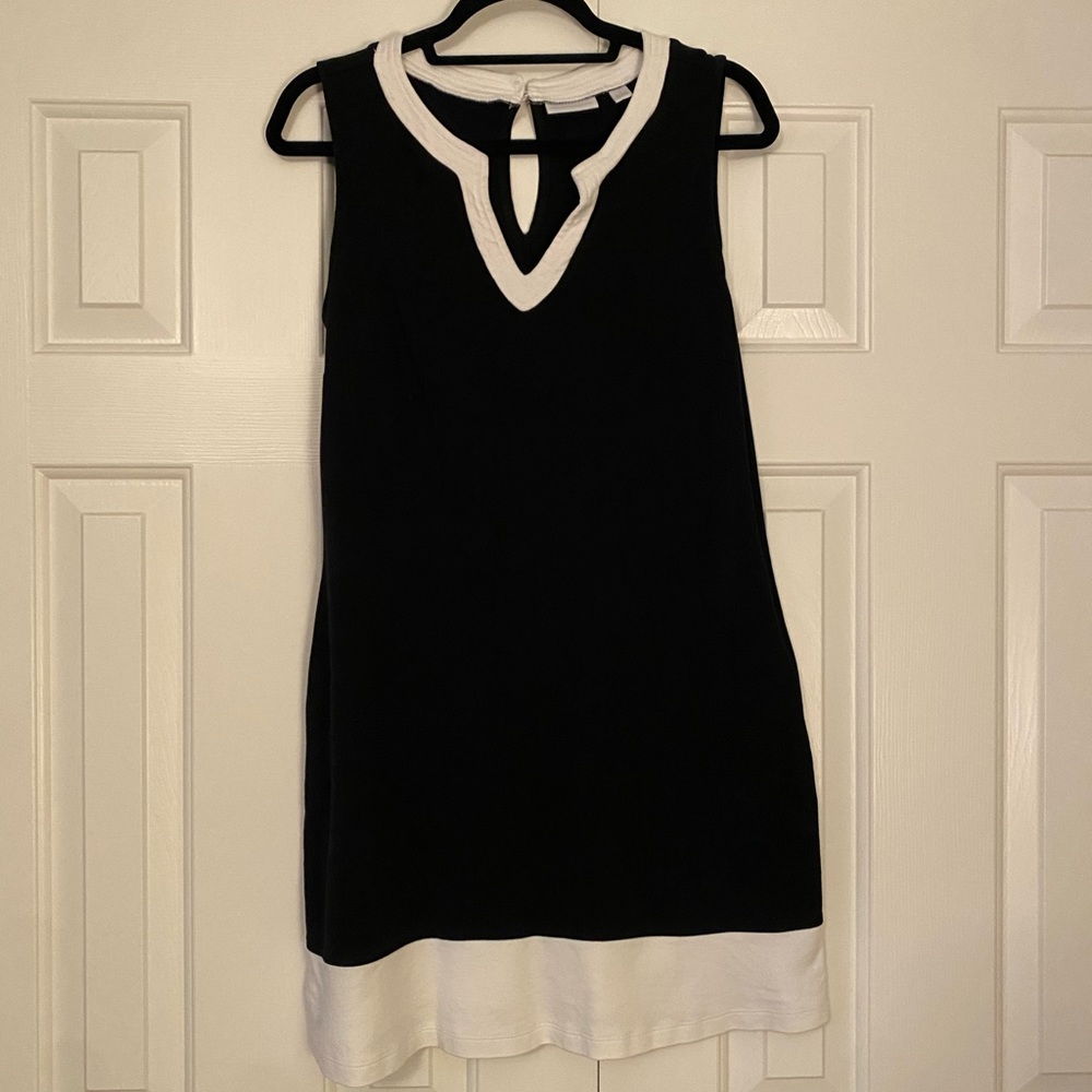 Women’s New York & Company black/white notched neck A-line dress size M